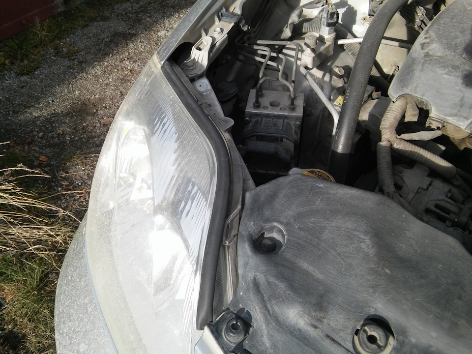 Уплотнитель капота — Toyota Corolla (120), 1,6 л, 2005 года | тюнинг ...