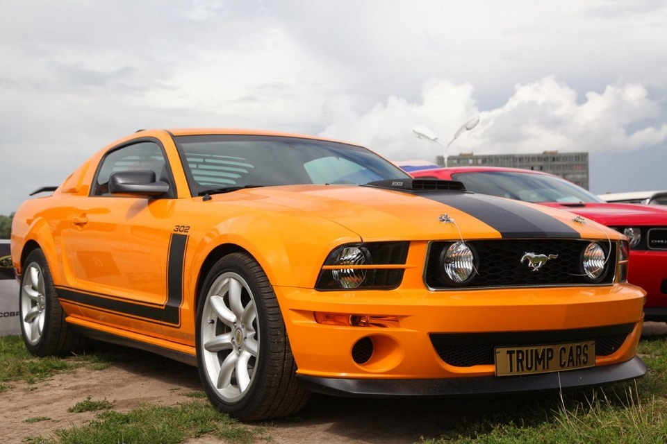 2006 Ford Mustang gt Yellow White Stripes