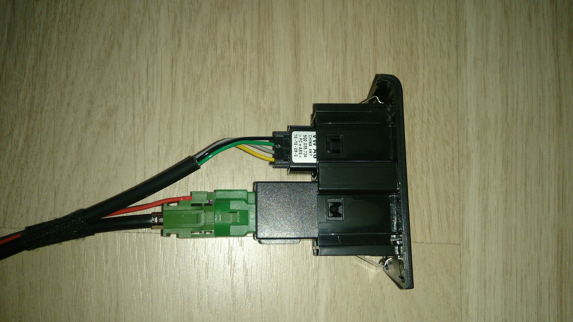 Блок aux. Блок USB Шкода Рапид. USB порт Skoda Rapid. Блок aux USB Rapid. USB Skoda Rapid 2021.