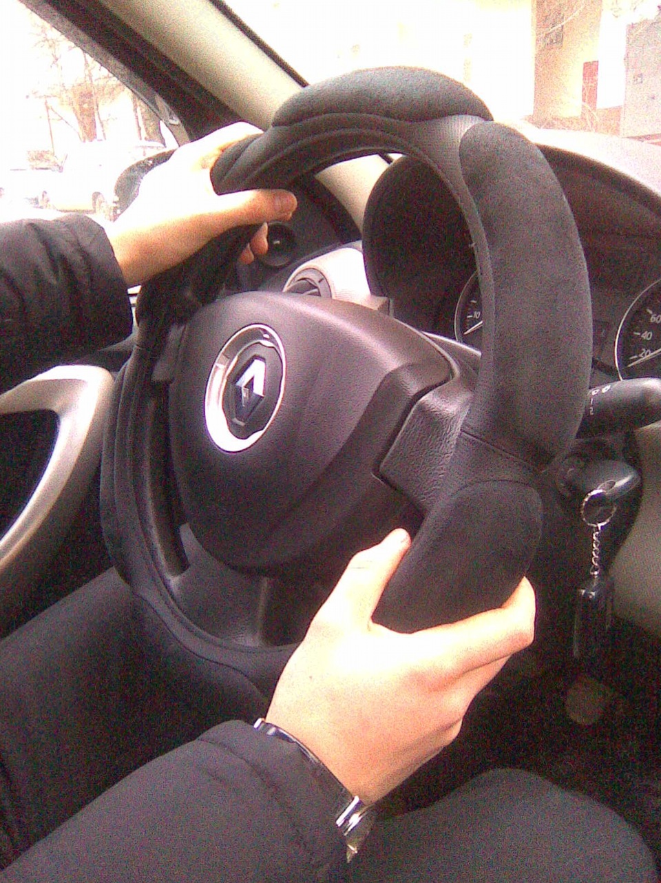 Женская рука на руле рено. Перетяжка руля рено логан 2. Вибрация руля логан. Руль рено логан 2007 года. Руль рено логан 1 2009.