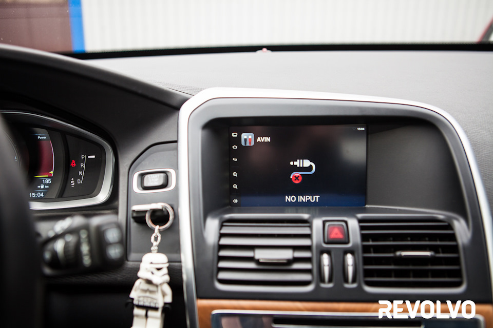 К вашим услугам также просмотр цифрового телевидения в режиме онлайн. Доступны десятки новостных, развлекательных и образовательных телеканалов на любой вкус. Просмотр цифрового телевидения возможен как в неподвижном положении автомобиля, так и в движении, даже на высоких скоростях — вы всегда будете в курсе последних событий. — Volvo XC60 (1G)