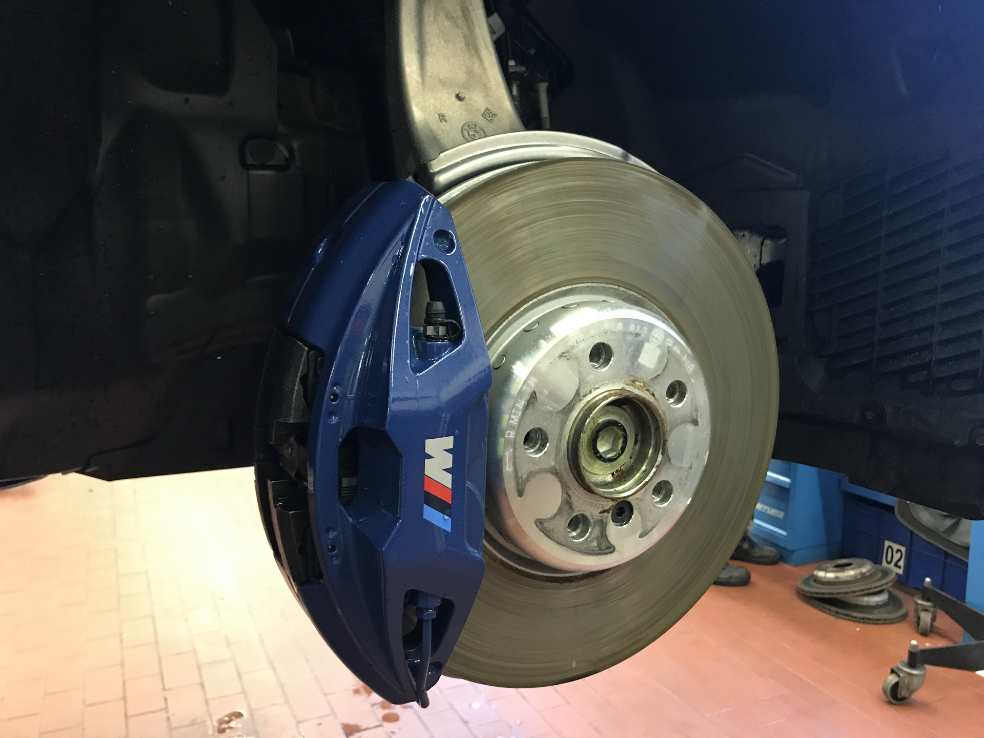 Тормозам на bmw g05. Колодки бмв х3. Тормоза bmw g20. Суппорт электрический. Bmw f10 синие суппорта.