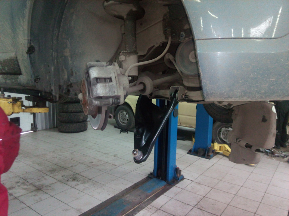 Передние амортизаторы Рено Сандеро 2012 — Renault Sandero 1G, 1,6 л ...