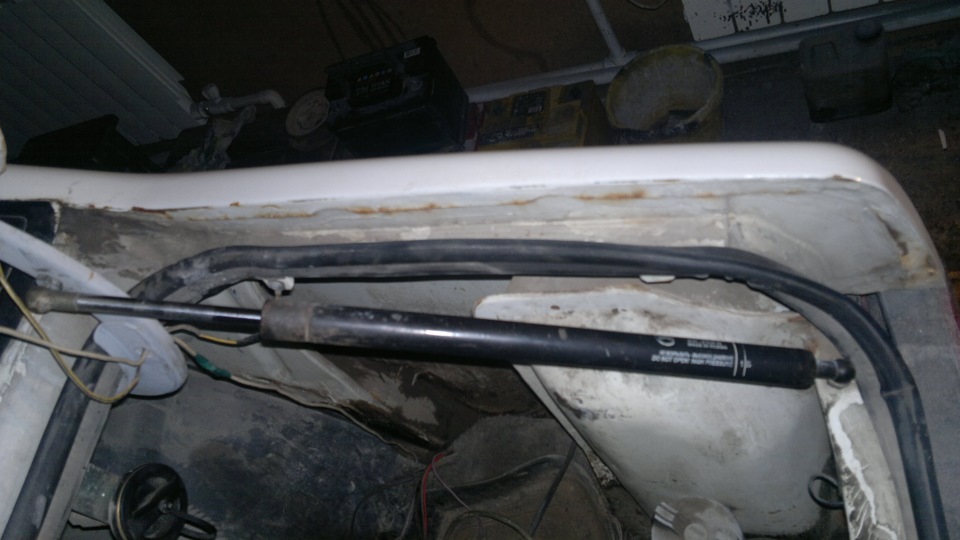 газовые стоечки от ваз 2111 на багажник — Lada 21099, 1,5 л, 1991 года ...