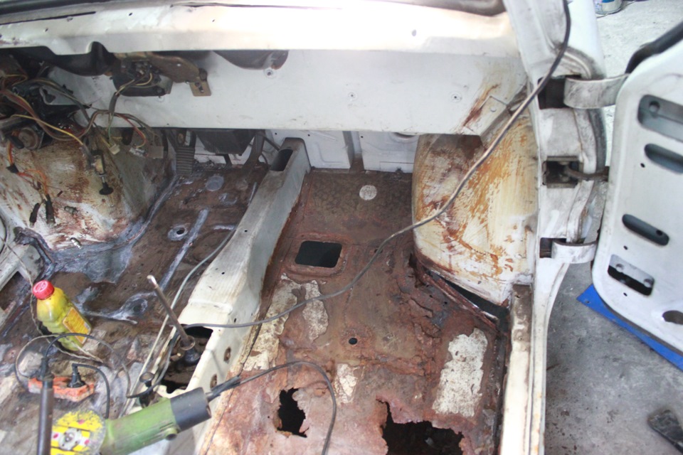 заз 968 люк для рыбалки. запорожец 968м люк для рыбалки. лючок в запорожце. заз 968 люк для рыбалки. лючок в полу запорожца.