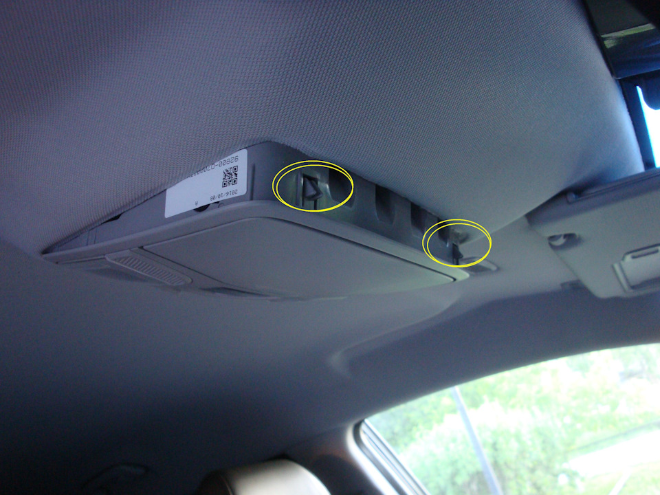 Передняя часть плафона отщёлкивается, обнажая передние крепления. — Hyundai Tucson (TL)