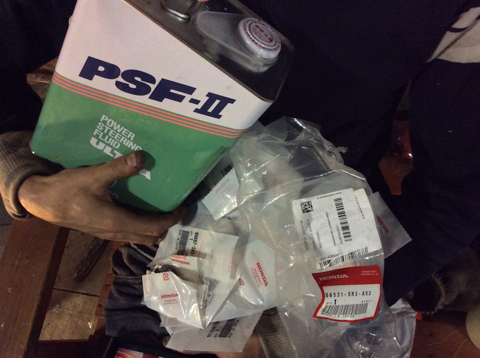 Не успели поменять, а он уже лапает остатки запчастей :D — Honda Civic (5G). Запчасти на фото: 06531SR3A52