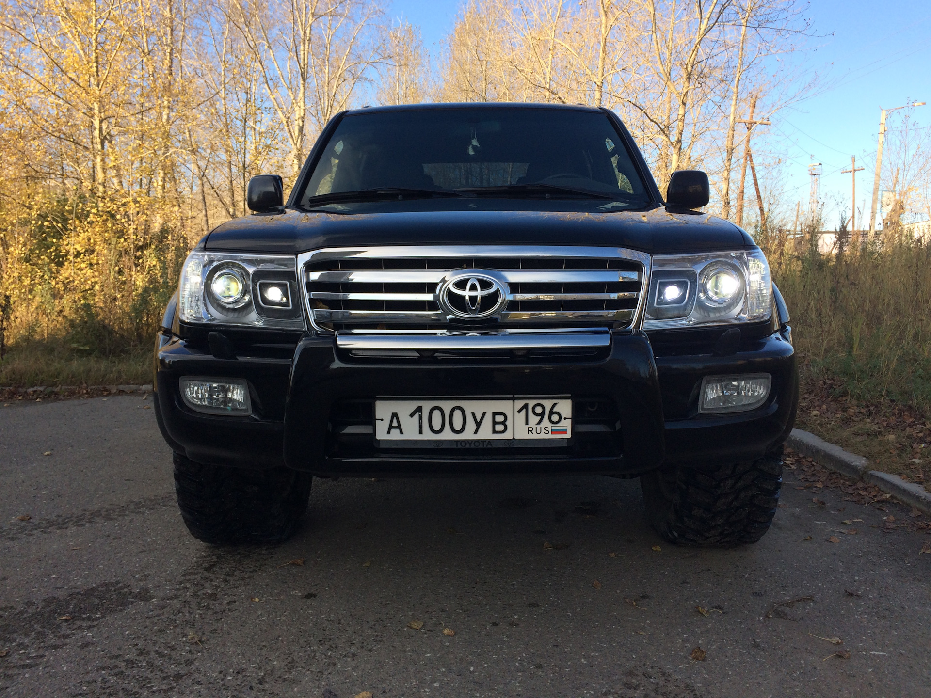 Фары toyota land cruiser. Toyota Land Cruiser 100 черный. Toyota Land Cruiser 100 Tuning. Toyota Land Cruiser 100 Tuning Black. Ленд Крузер 100 с черными фарами.