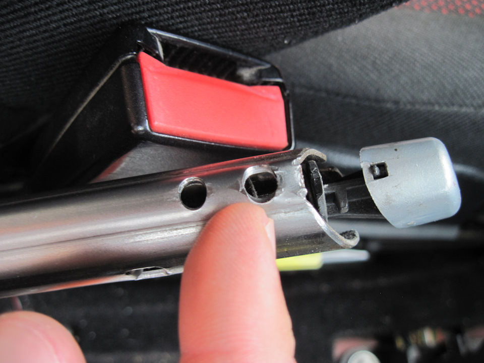 Снятие наружной ручки передней двери и цилиндрового механизма замка в автомобиле Ford Focus 2