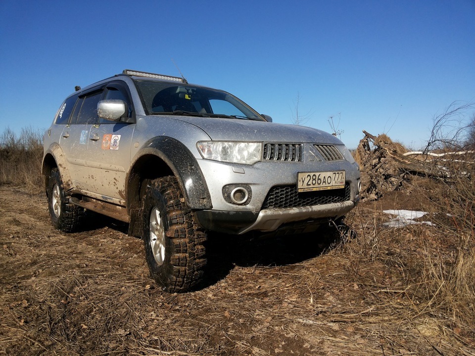 Шины паджеро спорт 2. Паджеро спорт 2. Mitsubishi Pajero грязевая резина. Мицубиси Паджеро спорт 2 33 колеса. Mitsubishi Pajero Sport 2002 на внедорожных колёсах.