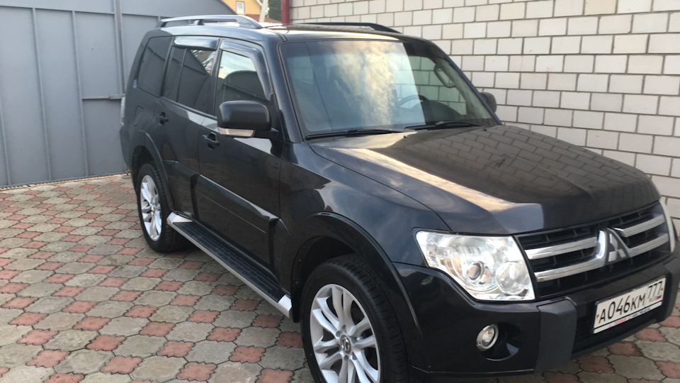 Mitsubishi pajero колеса. Митсубиси Паджеро r20. Митсубиси Паджеро 4 r20. Mitsubishi Pajero 4 диски. Mitsubishi Pajero 4 на 20 дисках.