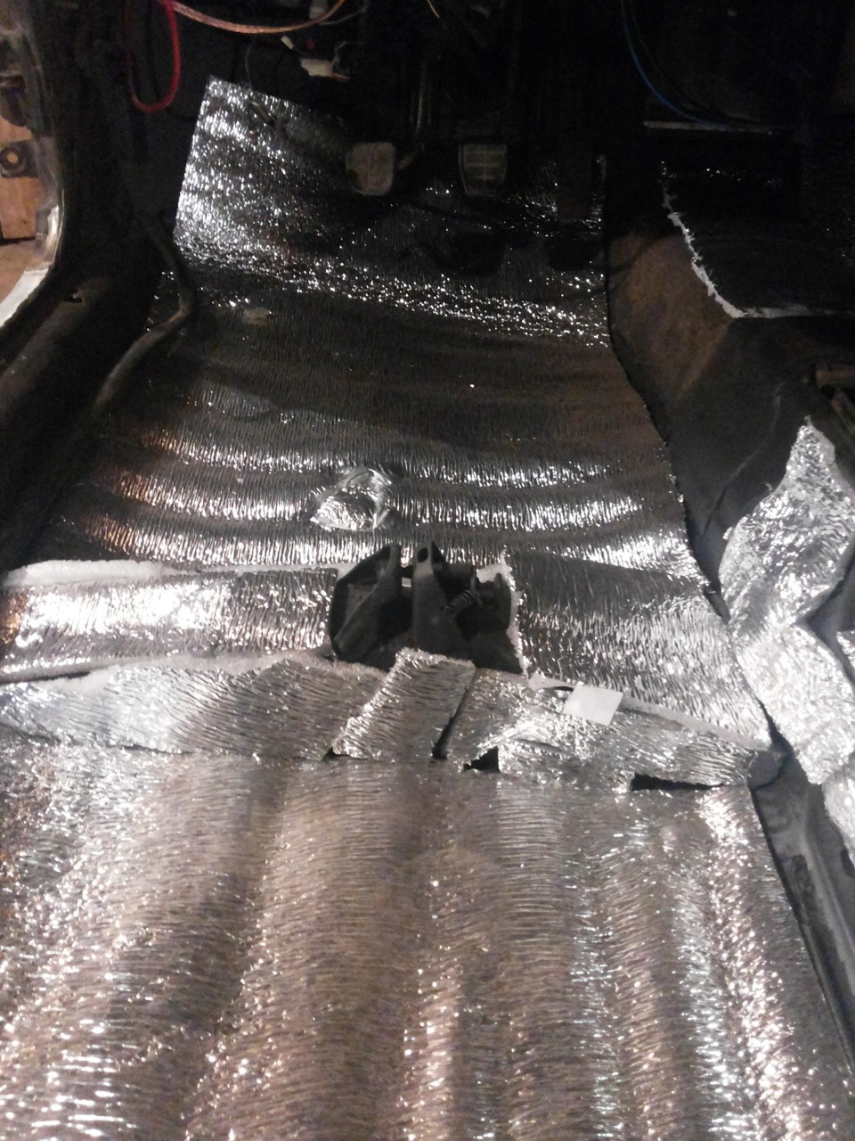 Виброизоляция ваз 2110. Шумка днища автомобиля своими руками. Шумоизоляция кусками. Заводской шумоизоляция внутри корпуса авто. Шумоизоляция антискрип.