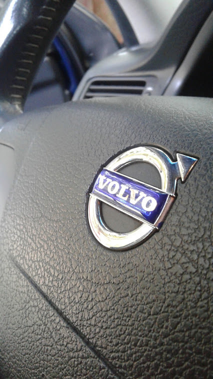 Значок в руль, нестандартное решение! — Volvo S80 (1G), 2,4 л, 2002 ...