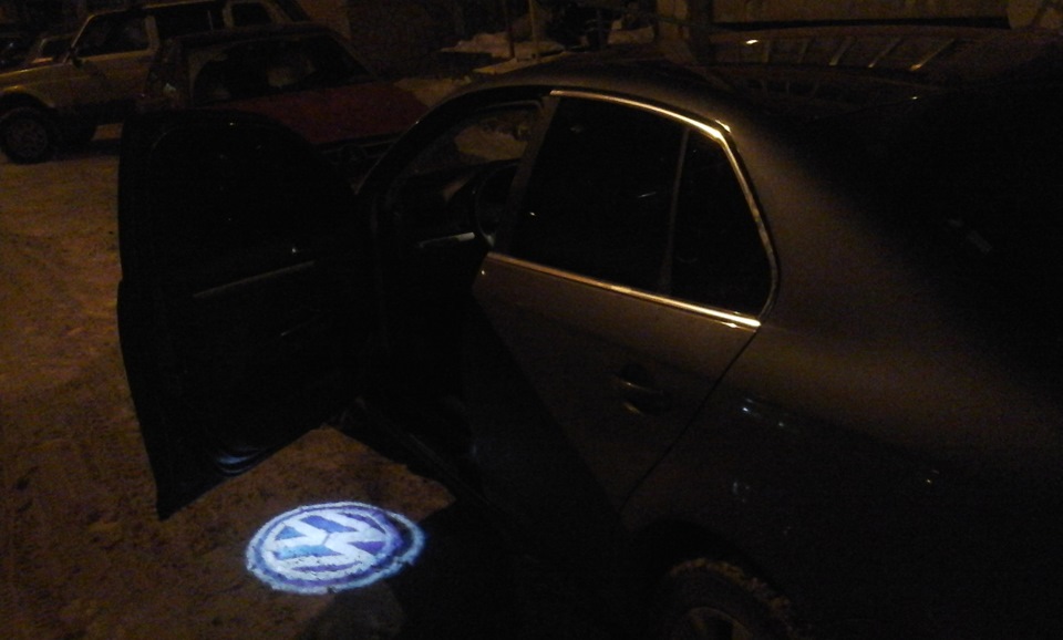 подсветка в дверях — Volkswagen Jetta V, 2 л, 2006 года | стайлинг | DRIVE2