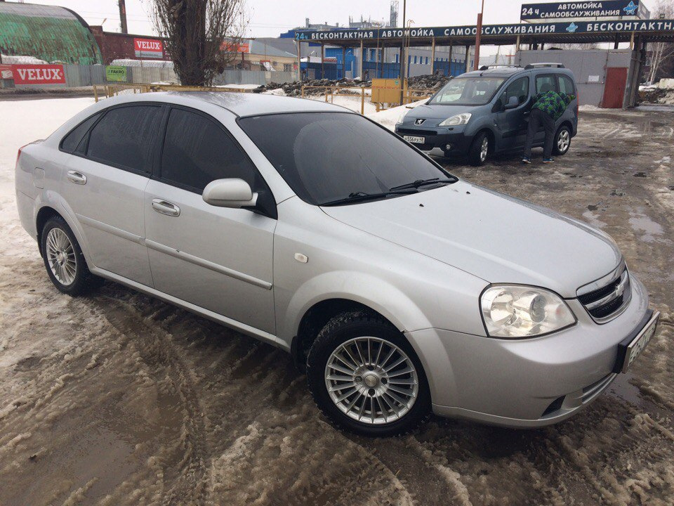 Вкруг. Шевроле Лачетти седан серебристый. Chevrolet Lacetti тонированная.