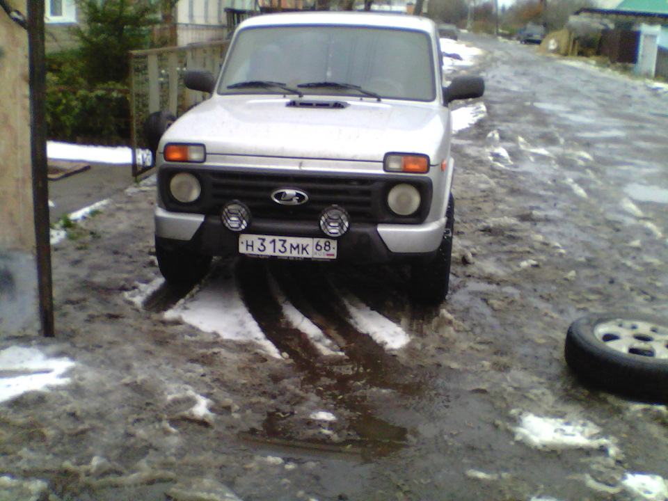 205 65 r16 на ниву урбан. 83ffees 960. 205 65 r16 на ниву урбан фото. 205 65 r16 на ниву урбан-83ffees 960. картинка 205 65 r16 на ниву урбан. картинка 83ffees 960. От размера шин и дисков сильно зависит поведение автомобиля на дороге. АВТОВАЗ рекомендует устанавливать на Lada 4x4 шины и диски строго определенного размера, только в этом случае производитель гарантирует срок службы узлов и агрегатов ходовой и подвески. В обзоре мы расскажем на что влияет размер колес в ходе эксплуатации машины и какие рекомендации дает завод-производитель.