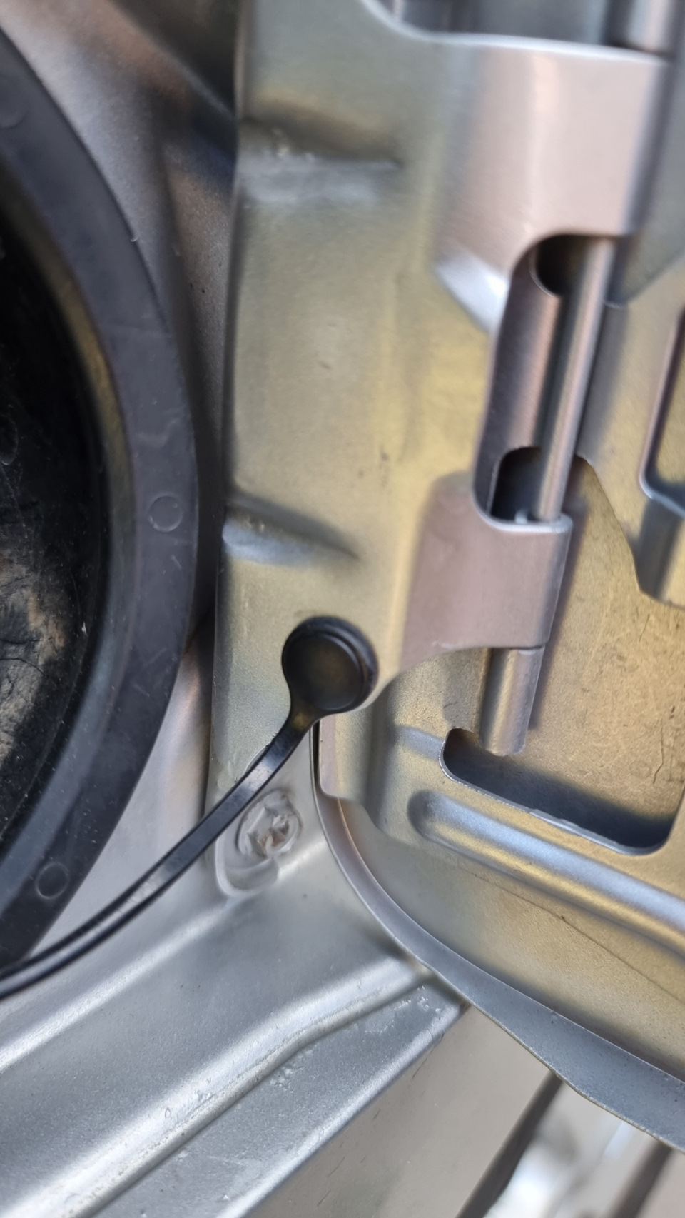 Клипса лючка бензобака — Nissan Serena Mk III (C25), 2 л, 2008 года ...