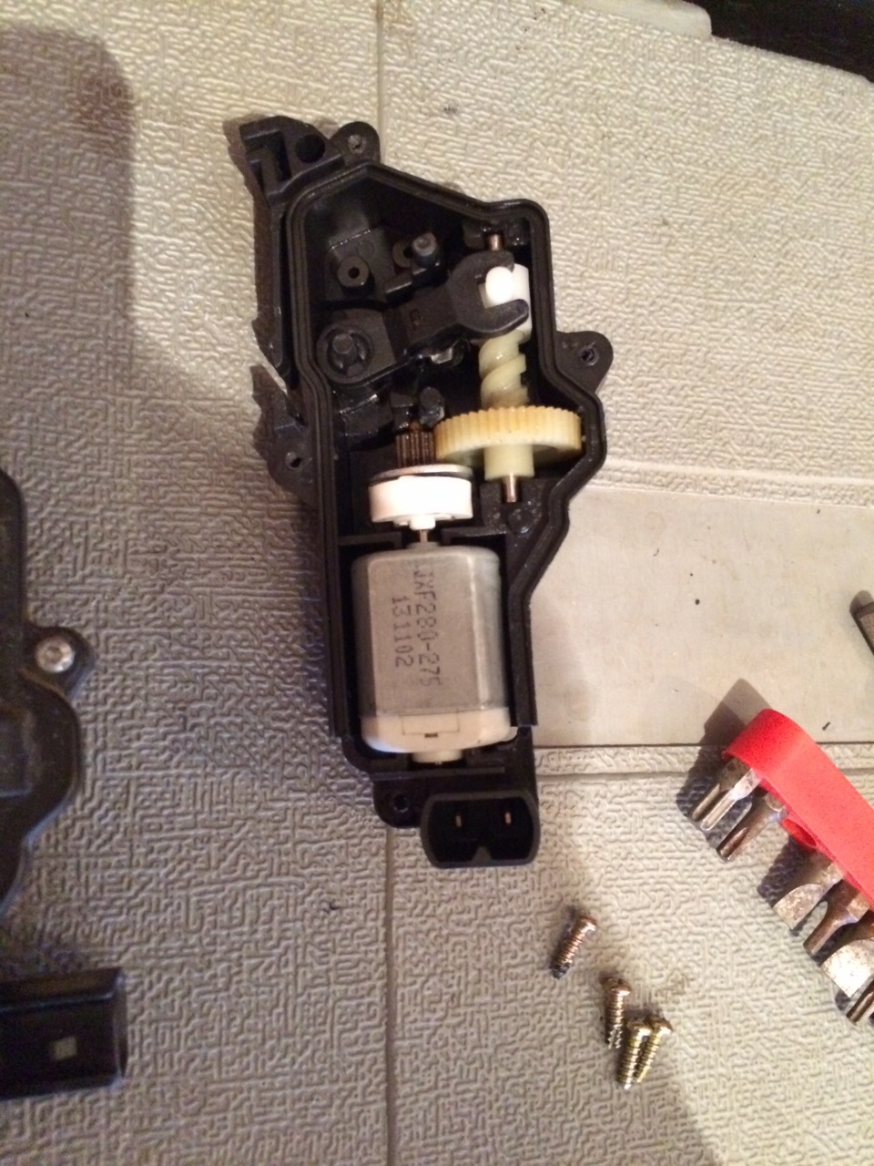 Небольшой ремонт шифтера и электрозамка двери. — Ford Mustang (5G), 4,6 ...