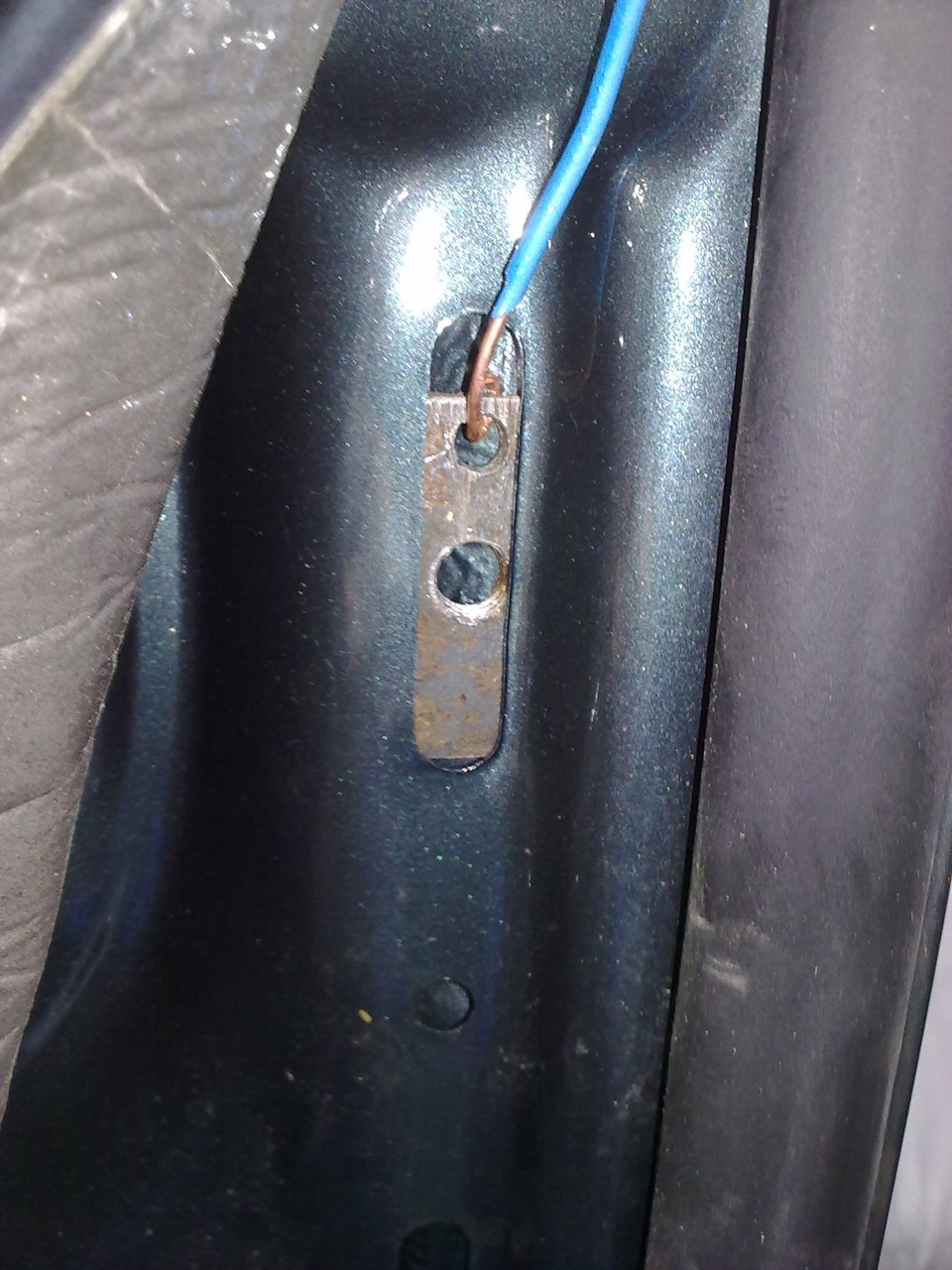 Газовые стойки на капот — Chevrolet Niva (1G), 1,7 л, 2012 года ...