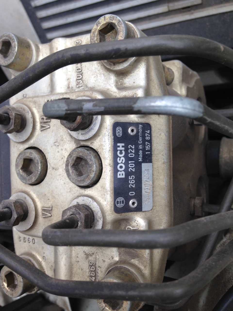 Фото в бортжурнале BMW 5 series (E34). Запчасти на фото: 0265201022, 1157874