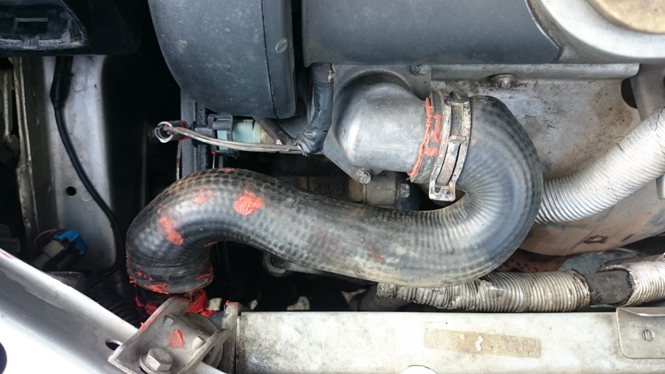 Нижний патрубок радиатора ваз 2107. Муфта верхнего патрубка радиатора туарег 3,2. Греется патрубок радиатора. Патрубок ваз 2107 90. Патрубок от термостата к радиатору vq35.