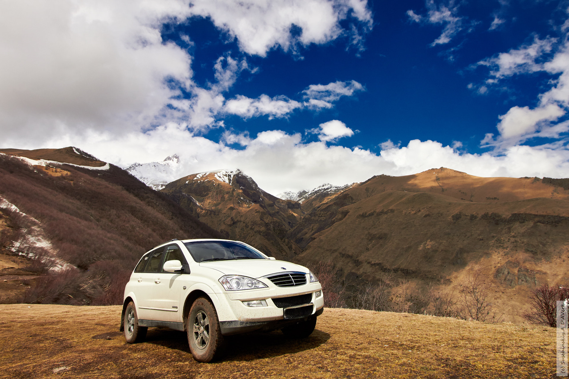 Оранжевое авто SSANGYONG В горах Крыма