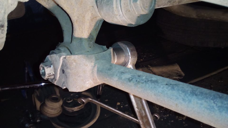 Часть 2) Задняя подвеска⚒ Замена втулок стабилизатора + замена ...
