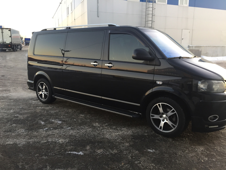 Volkswagen Caravelle черный