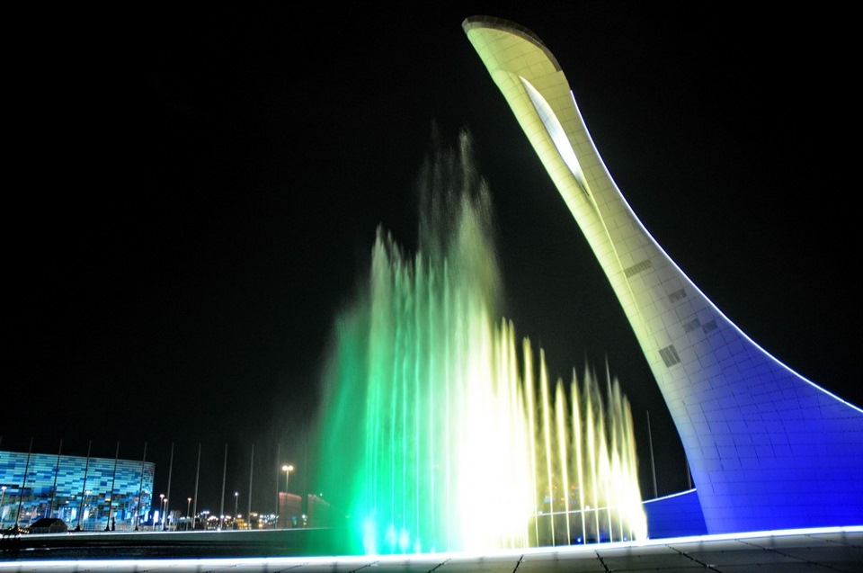 Фонтаны сочи олимпийский парк расписание сегодня. Олимпийский парк Сочи. Олимпийский фонтан Сочи. Факел Сочи Олимпийский парк. Фонтан чаша олимпийского огня.