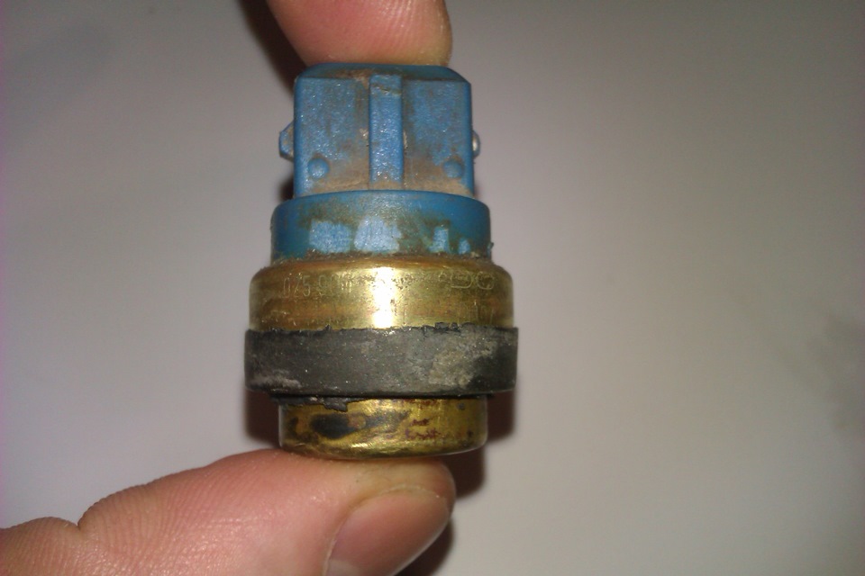 Датчик g62 фольксваген т5. Датчик температуры охлаждающей жидкости т5. Датчик температуры охлаждающей жидкости т5. Температурный датчик volkswagen transporter t5. 9 дизель.