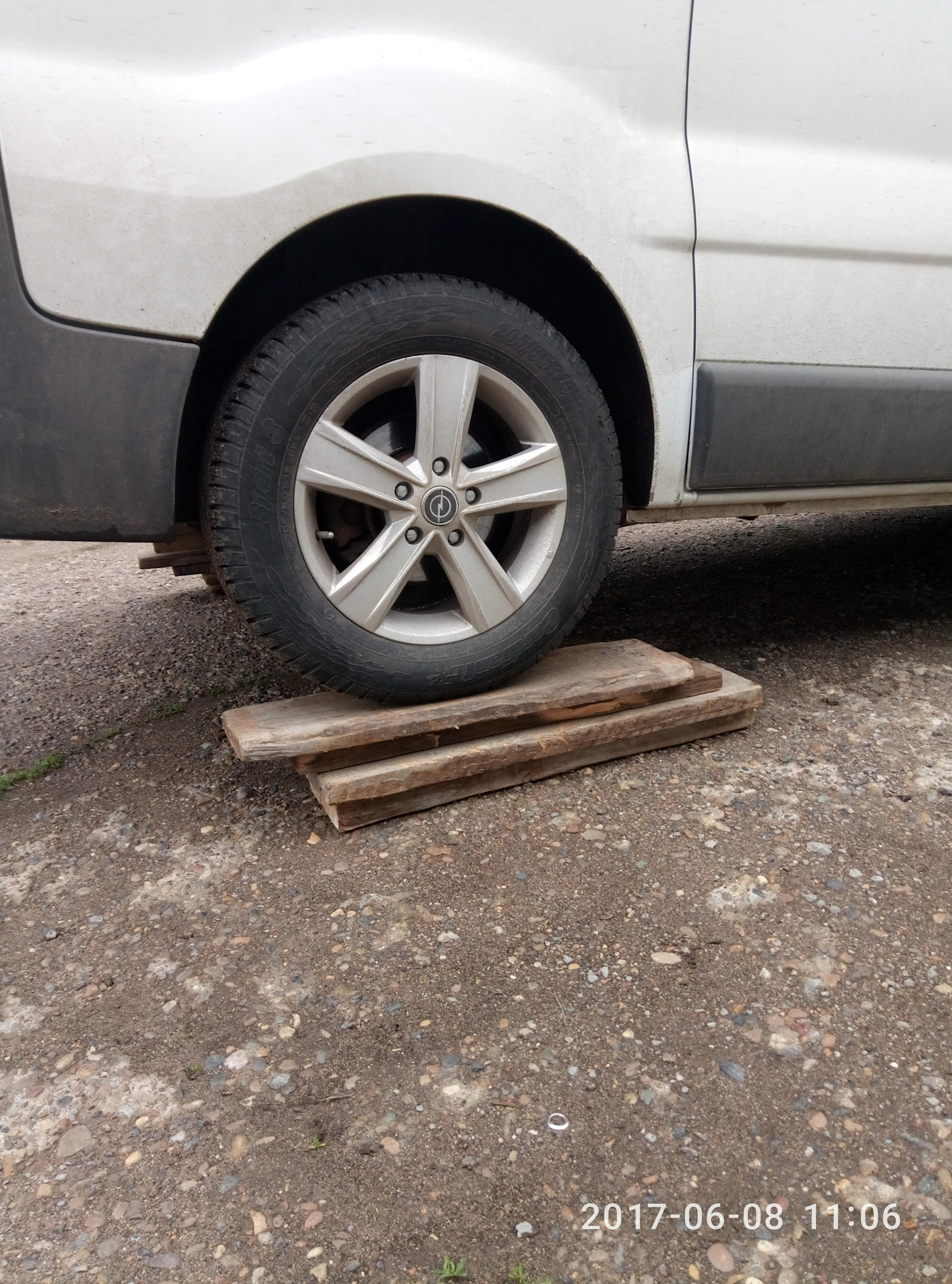 Замена тросов ручного тормоза. — Opel Vivaro (1G), 2 л, 2010 года ...