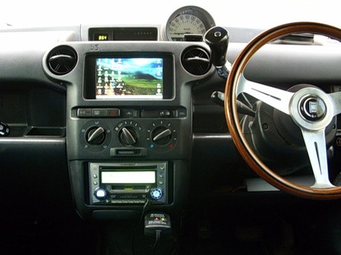 Computer in a car or a radio tape recorder   - Toyota bB 15 l 2001