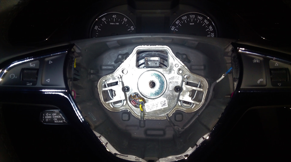 Виден разъем обогрева и провод датчика температуры — Skoda Octavia A7 Mk3