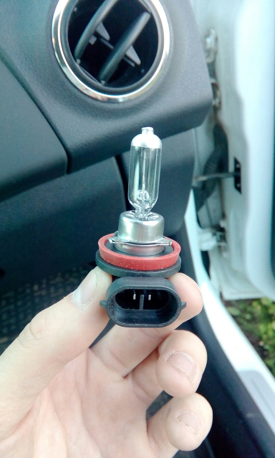 Купил лампы в туманки. — Renault Logan (2G), 1,6 л, 2015 года ...