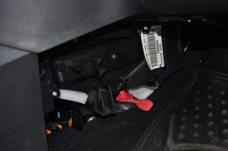 красный язычек — это слив конденсата — Citroen C3 (2G)