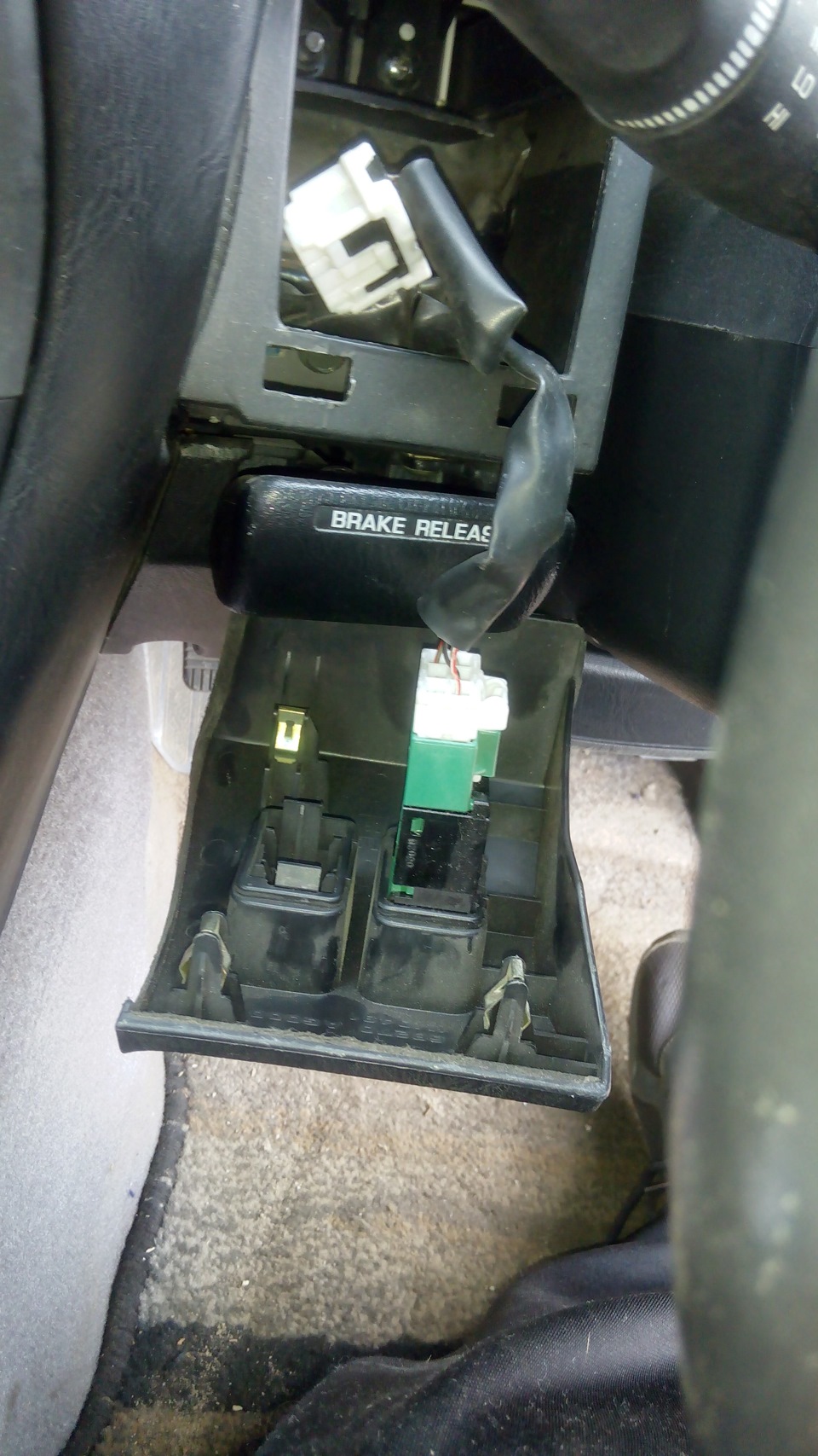 Разбор пластика щитка приборов — Nissan Gloria (11G), 3 л, 2001 года ...