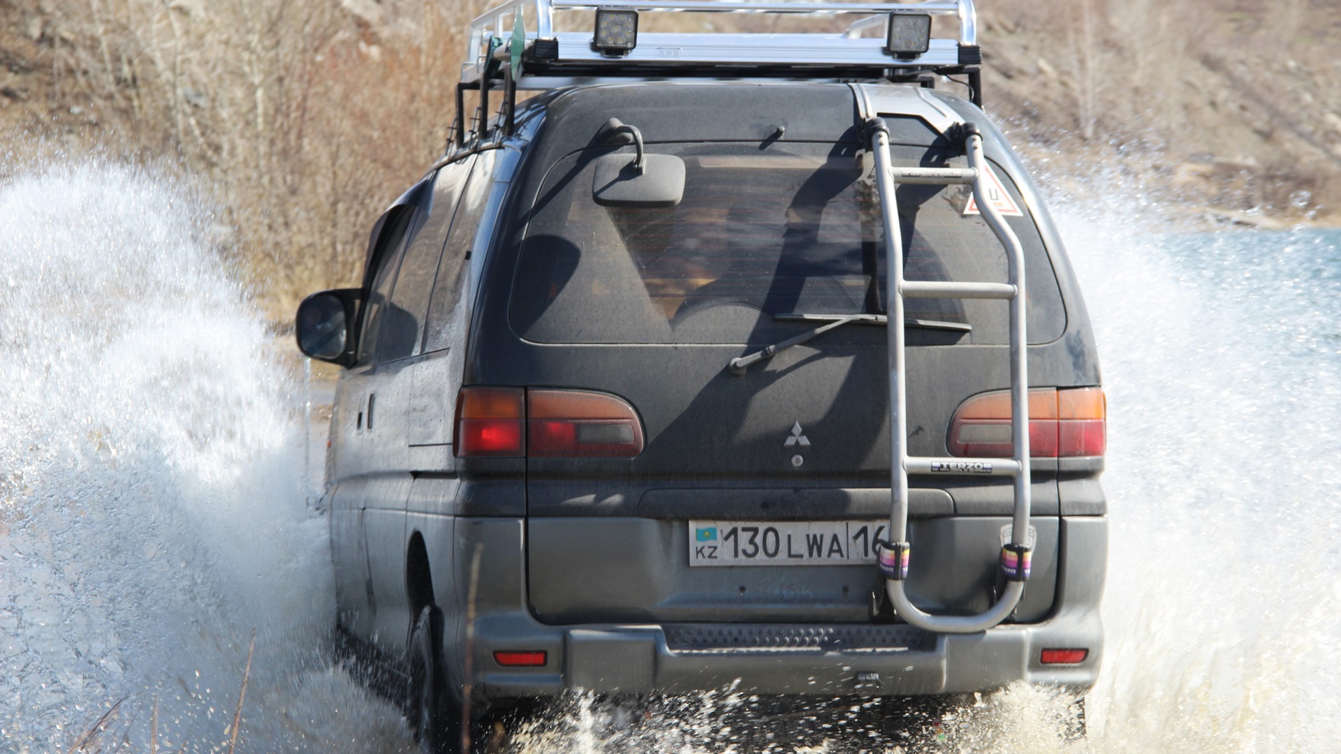 Mitsubishi Delica 4x4. Mitsubishi Delica на 35 колесах. Mitsubishi Delica горы. Лестница на Митсубиси Делика.