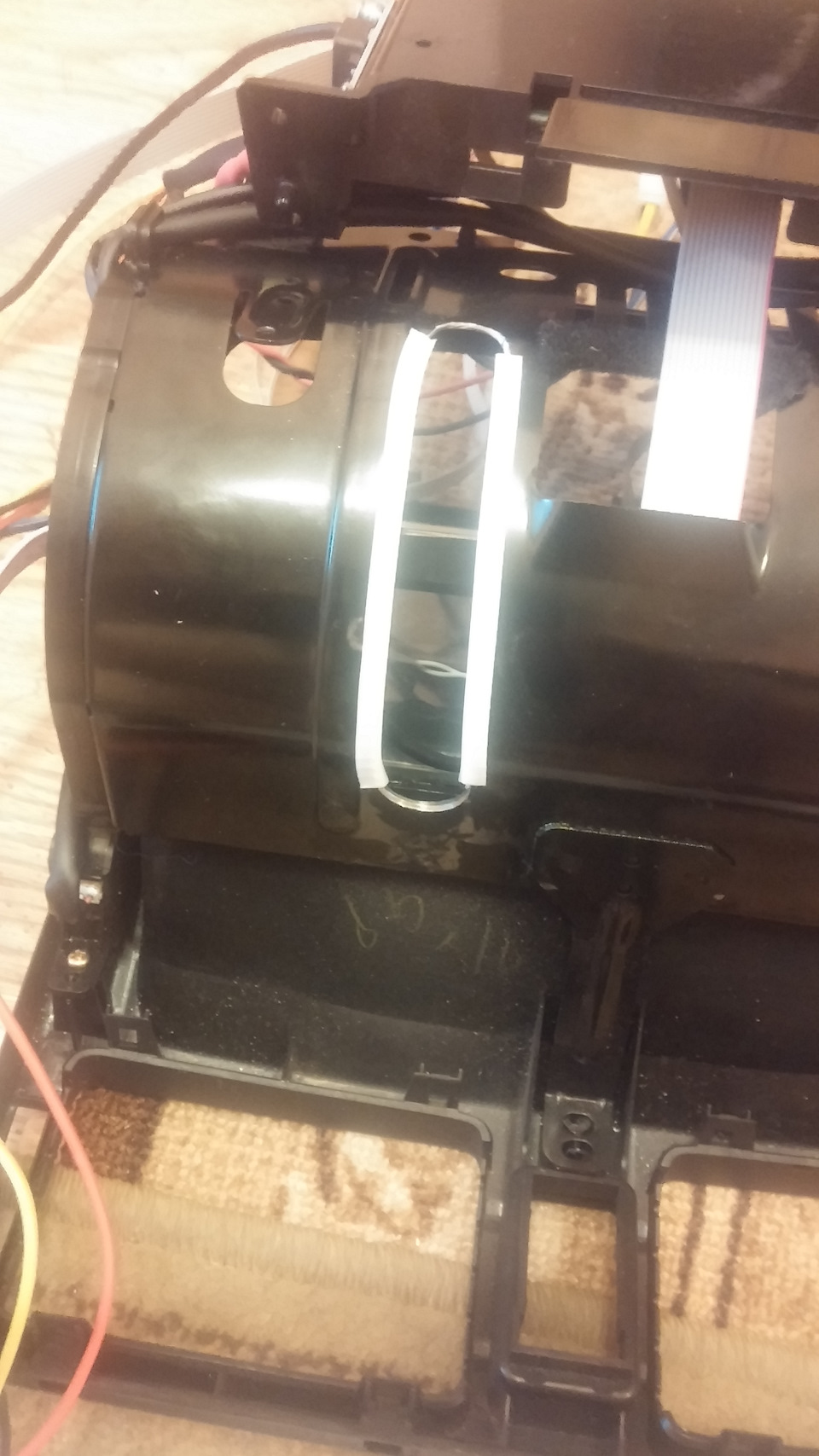 вырезал метал. В этом месте проходит ХДМИ кабель — Toyota Avensis II