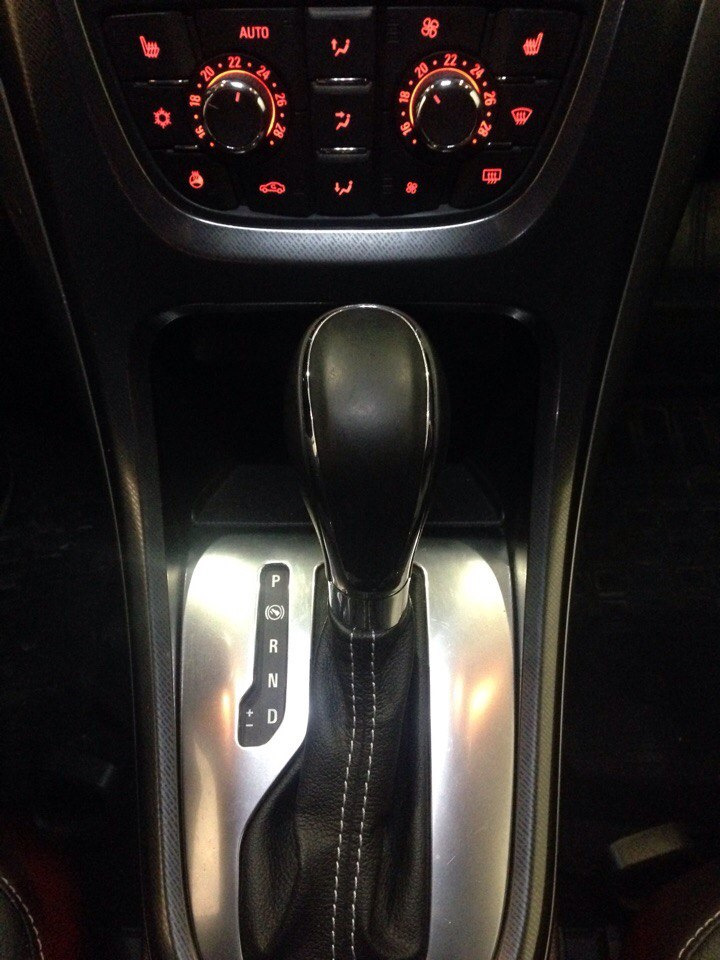 Коробка автомат opel insignia. Накладка на коробку передач. Vw polo 2011 накладки на ручку акпп. Rio 3 накладка акпп в черный мат. Накладка на акпп мазда 6 gj.