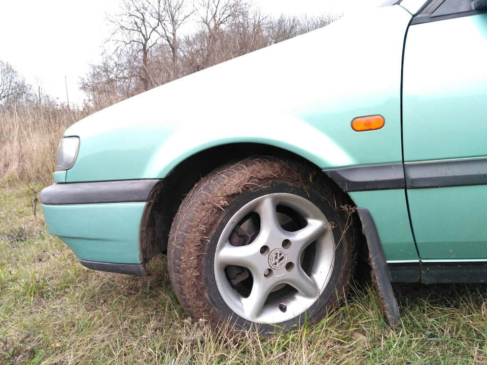Грязь немного есть на шинах — Volkswagen Passat Variant (B4)