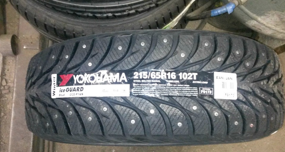 Йокогама айс гуард 65. Yokohama Ice Guard 215/65 r16. Шины Йокогама айс гуард 215 65 16. Екахама 215/65r16 зима комплект. Екохама айс Гард ШП 30.