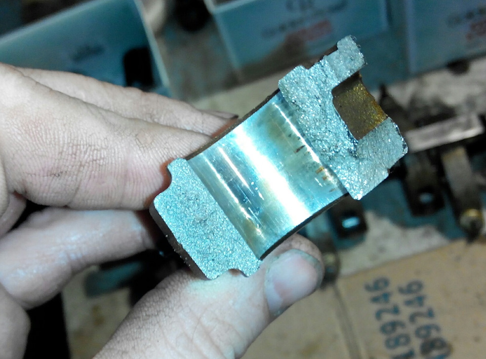 А вот и само коромысло. Старых трещин нет. Излом свежайший — Renault Kangoo (1G)