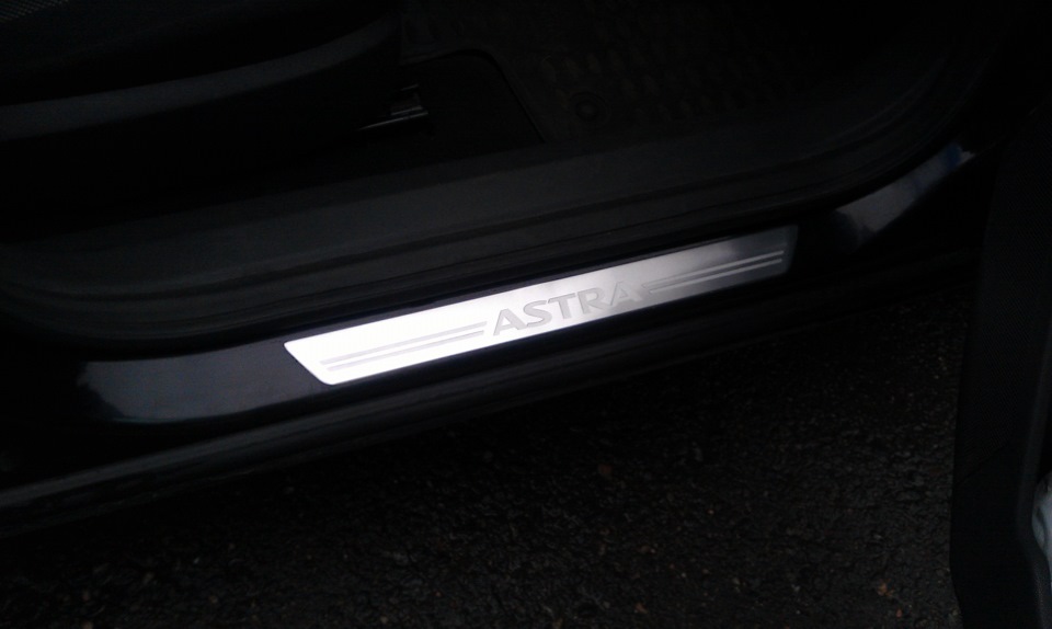 Оригинальные накладки Astra на пороги. — Opel Astra H, 1,6 л, 2009 года ...