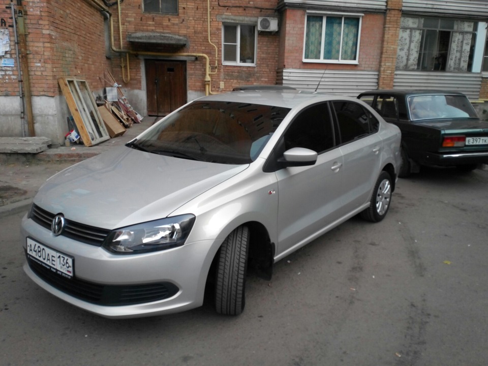 VW Polo sedan серый