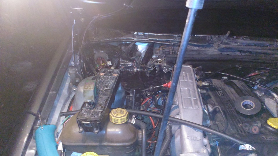 Сгорел дополнительный блок предохранителей. — Ford Scorpio I, 1,8 л ...