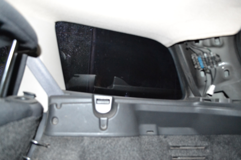 СНИМАЕМ БОКОВЫЕ НАКЛАДКИ …ДЛЯ ОБЛЕХЧЕНИЯ ДОСТУПА ! НАКЛАДКА НА ЗАЩЁЛКАХ.СНИМАЮТСЯ ЛЕКО.ДЕРНИТЕ ЕЁ С УГЛОВ ! — Renault Megane II