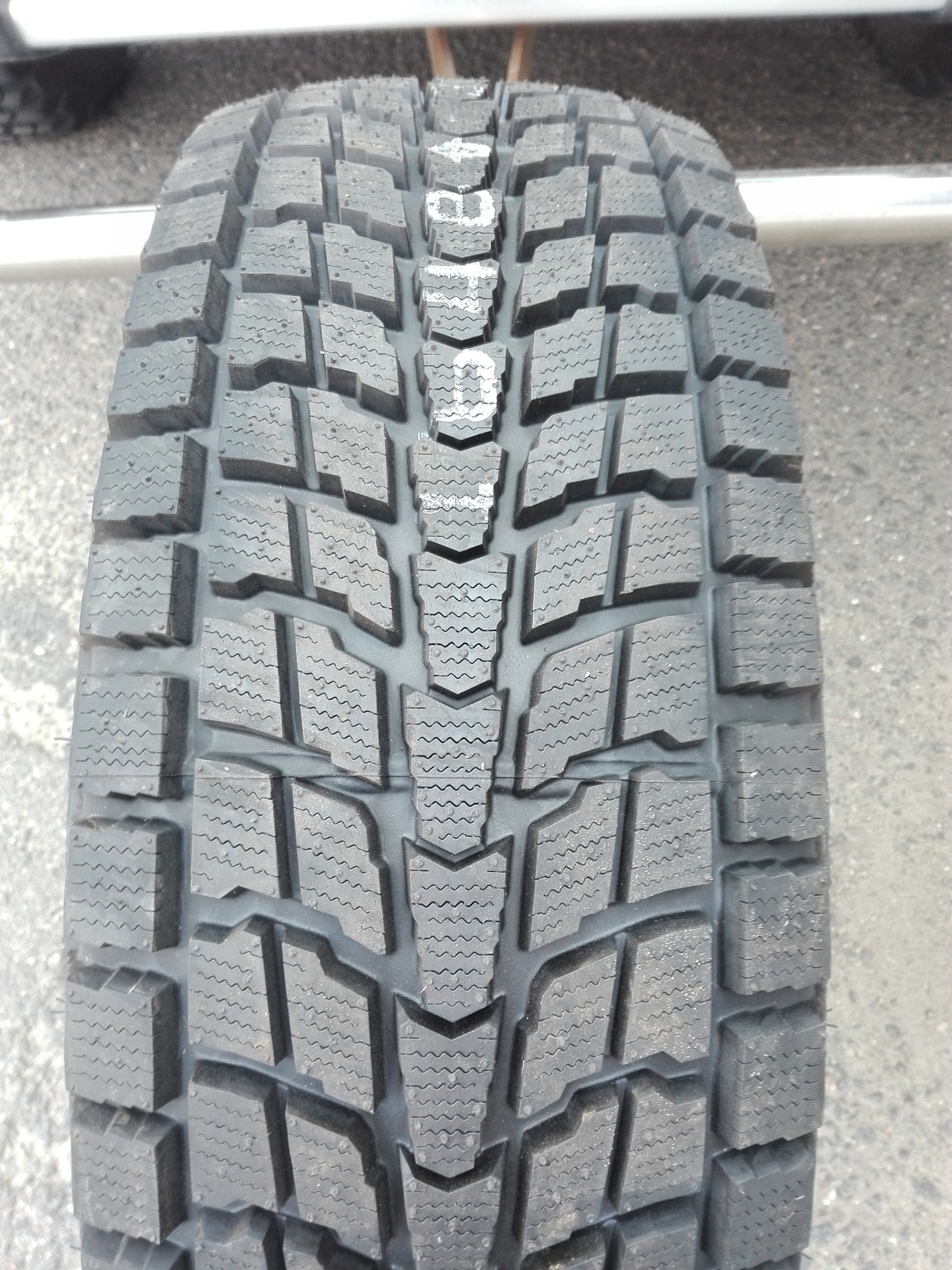 Dunlop 255 65 r16. Протектор на шине Dunlop Grandtrek sj6. Дунлоп Геоланде шины Данлоп геолендер.