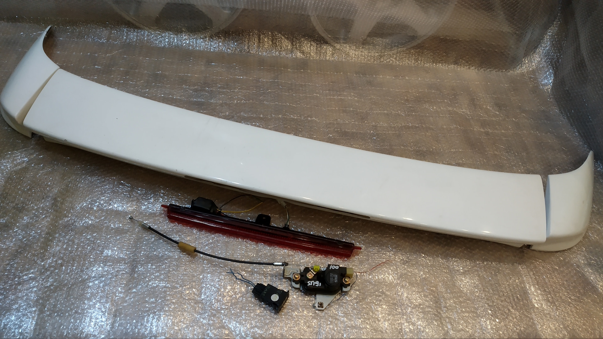 Крепление спойлера нива 21213. Спойлер на тойоту корону большой. Спойлер ваз 21213 на крышу. Спойлер на корону на кузов ат 170. Крепление заднего спойлера.