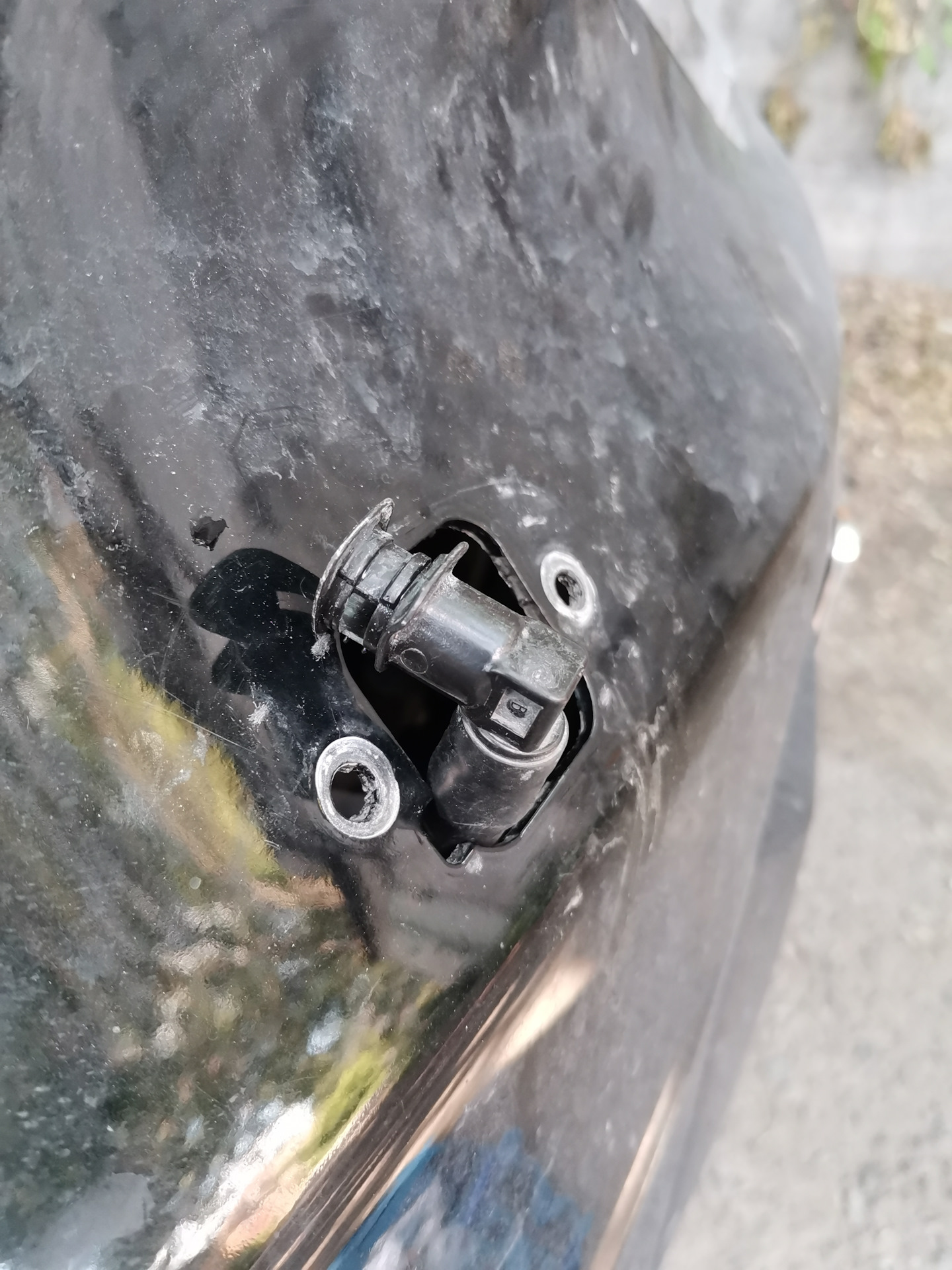 Течет форсунка омывателя фар. Форсунка омывателя фар мазда 3. Омыватель фар мазда 3. Замена форсунок омывателя фар хаммер н3 калининградской сборки. Течет форсунка омывателя фар.