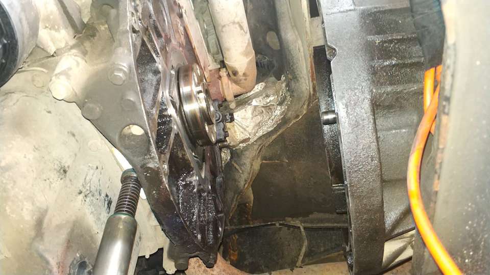 Потек новый задний сальник коленвала — Ford Transit (6G), 2,4 л, 2000 ...